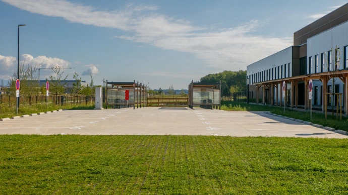 Espace aménagé écologiquement avec les dalles recyclées Purple Alternative Surface.