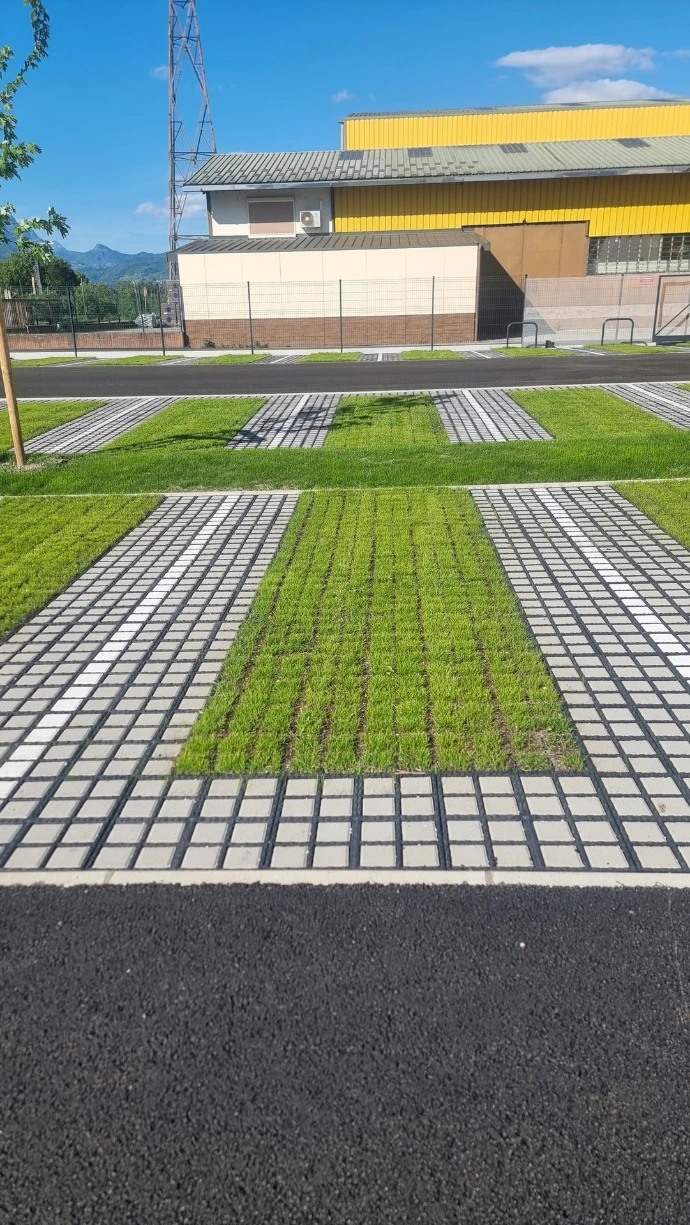 Alternative perméable à la dalle beton pour gazon sur un parking urbain.