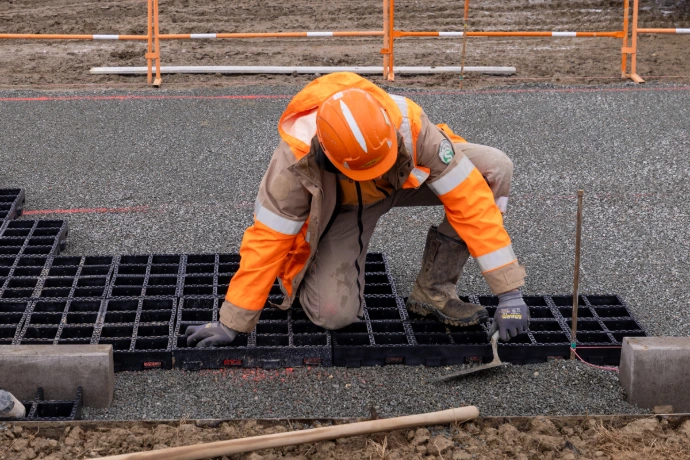 Aménagement de parking perméable innovant remplaçant une pose pavé autobloquant classique