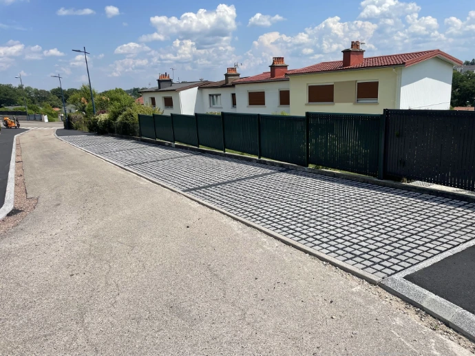 Aménagement extérieur perméable et végétalisé avec dalles T6 et bordure en pavé