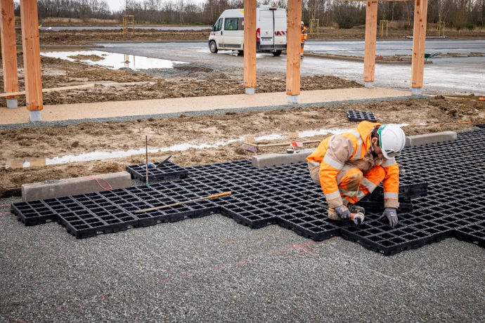 Dalles perméables en plastique recyclé Purple Alternative Surface remplaçant un revêtement imperméable traditionnel