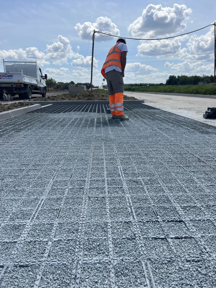 Aménagement extérieur éco-responsable et perméable réalisé avec les dalles Purple Alternative Surface